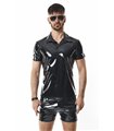 Poloshirt aus glänzendem Lack-Stoff mit vertikalen Designnähten | Regnes Fetish Planet Poloshirt aus glänzendem Lack-Stoff mit vertikalen Designnähten | Regnes Fetish Planet