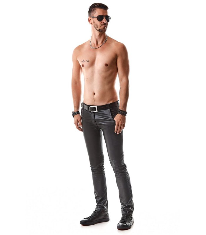 Herren Wetlook Hose mit Löchertaschen und Gürtelschlaufen | Regnes Fetish Planet