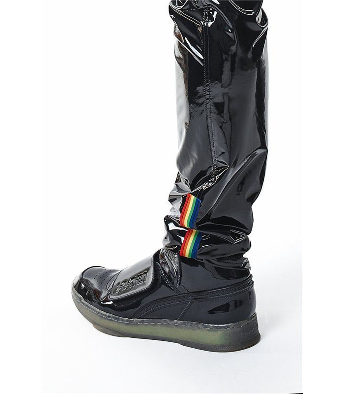 Herren Lack-Hose mit Taschen und Regenbogen-Akzent | Regnes Fetish Planet